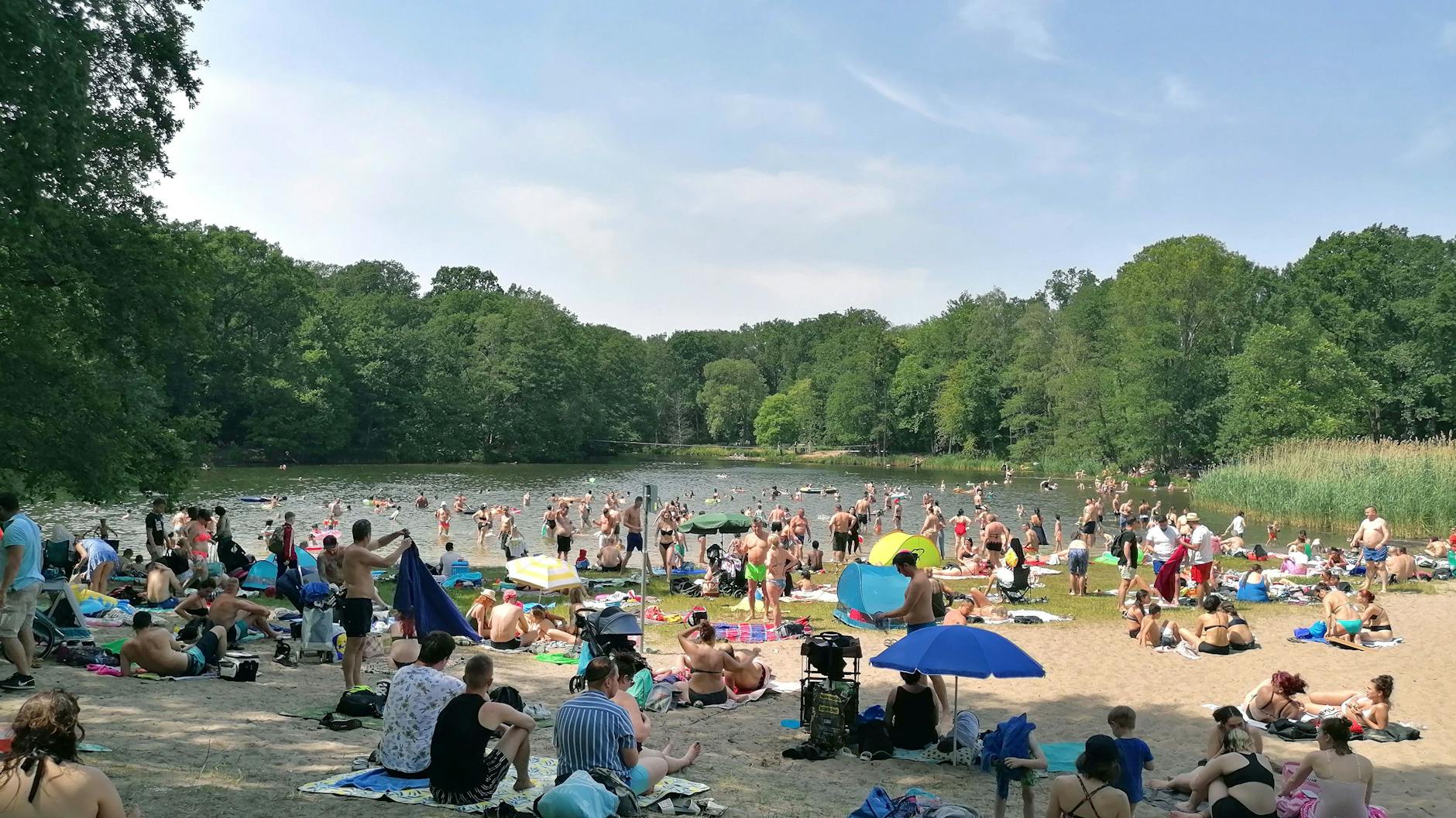 Die Badestelle am Jungfernheidesee ist proppenvoll.