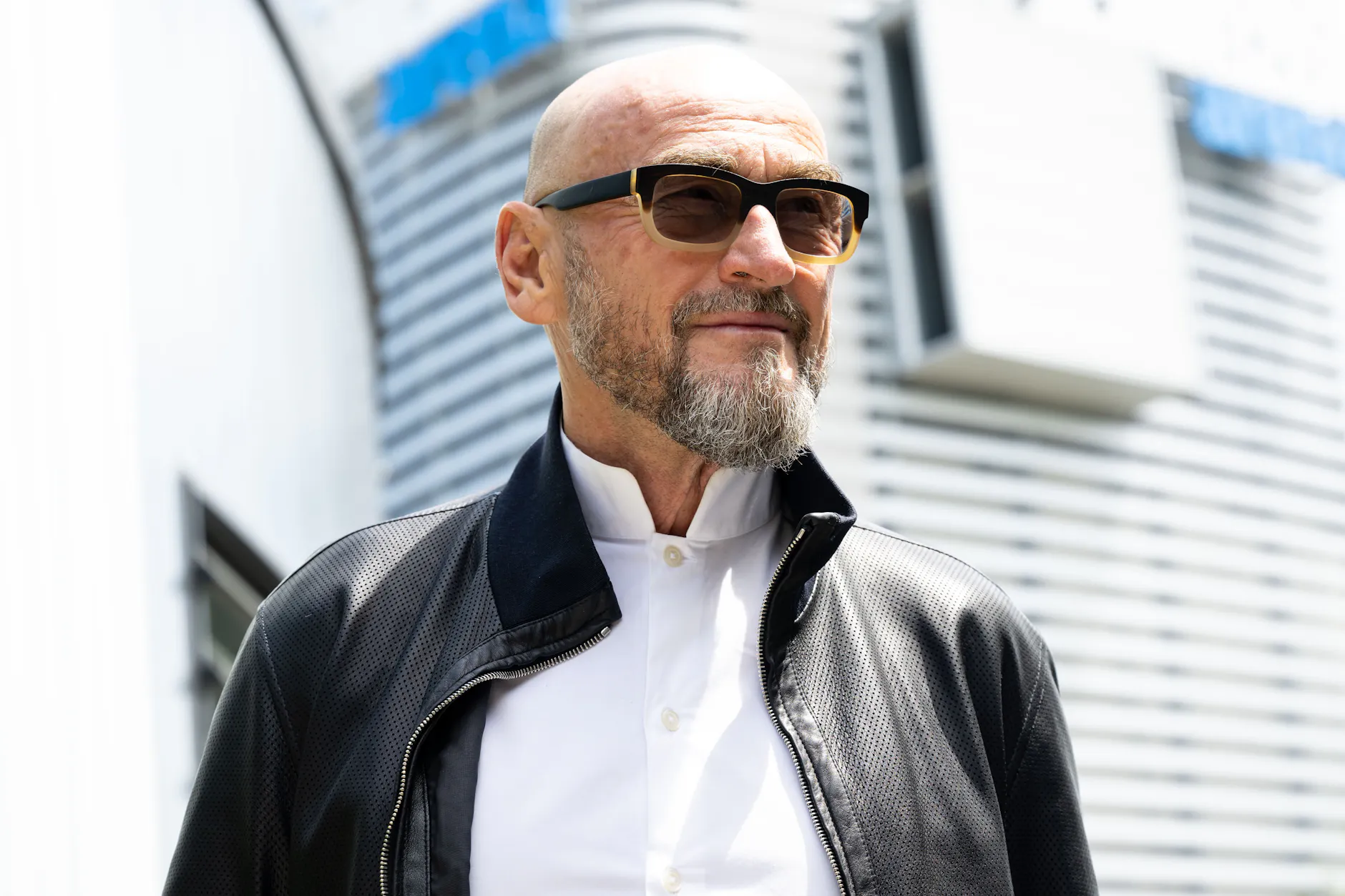 Steile Karriere, steiler Typ: Jochen Schweizer, Unternehmer, aufgenommen vor der Jochen Schweizer Arena.