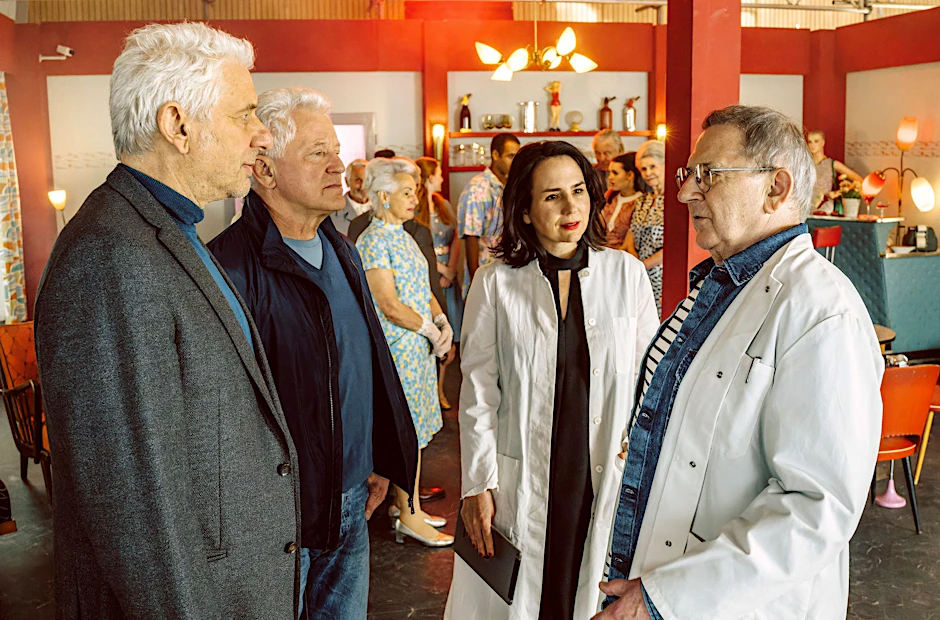 HANDOUT - Franz Leitmayr (Udo Wachtveitl, l-r), Ivo Batic (Miroslav Nemec), Laura Lechner (Anna Grisebach) und Prof. Ralph Vonderheiden (Andre Jung) in einer Szene des neuen München «Tatorts».  BR/dpa - ACHTUNG: Nur zur redaktionellen Verwendung im Zusammenhang mit einer Berichterstattung über die Sendung, honorarfrei, und nur mit vollständiger Nennung des vorstehenden Credits