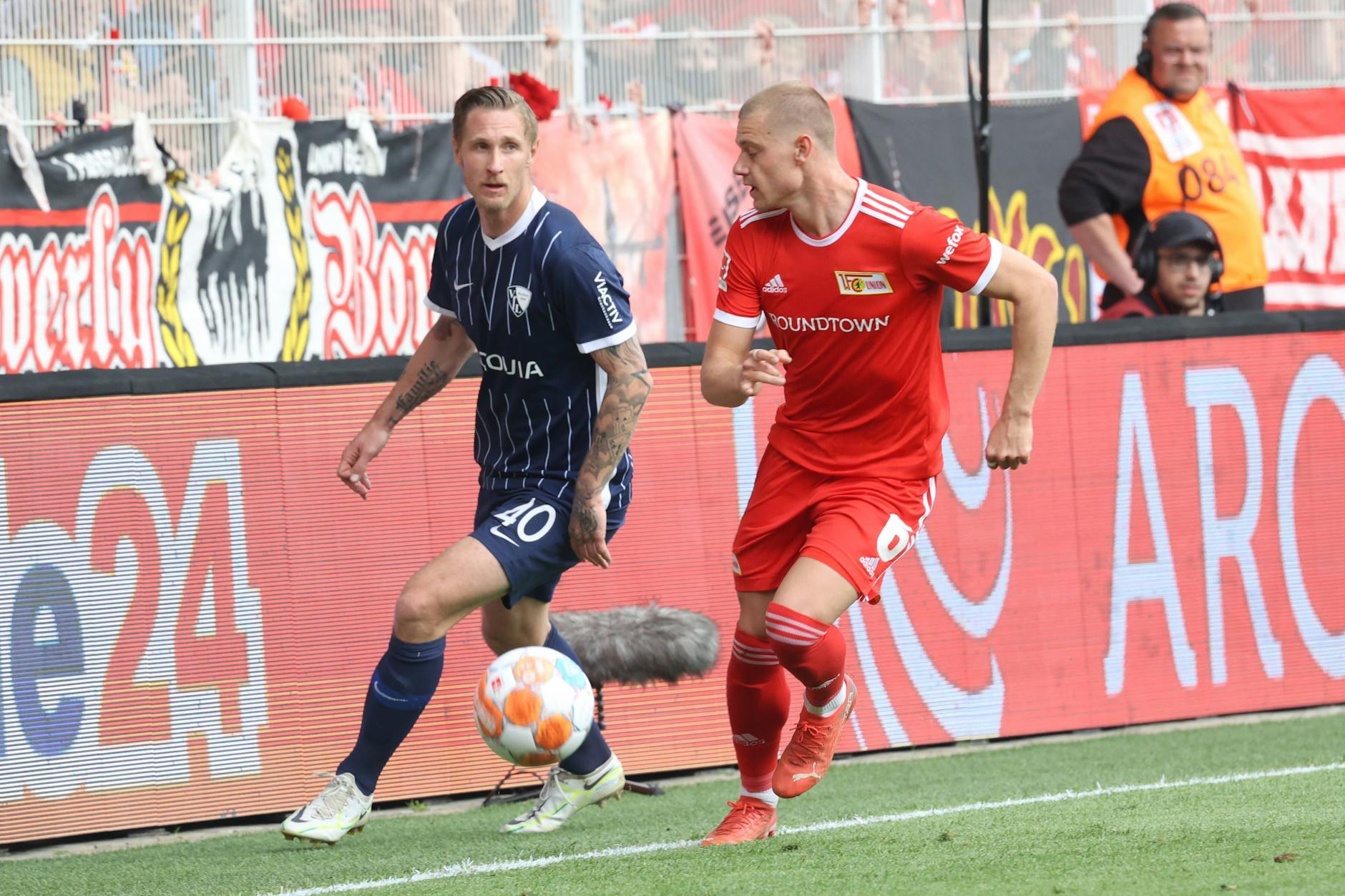 Bochums Sebastian Polter, hier im Zweikampf mit Unions Julian Ryerson, geht künftig für Schalke auf Torejagd.