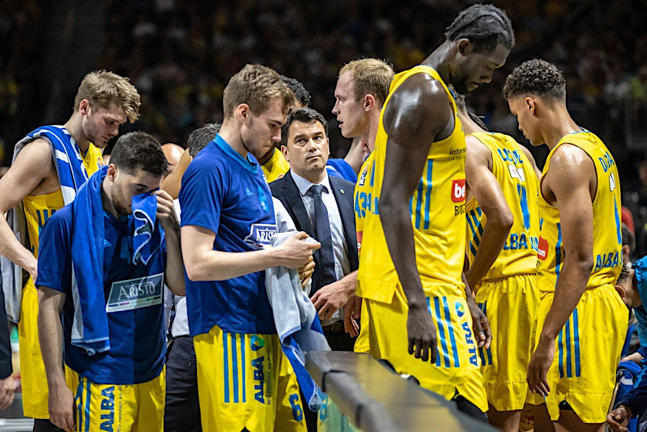Albas Headcoach Israel Gonzalez und Spieler stehen enttäuscht auf dem Court.  
