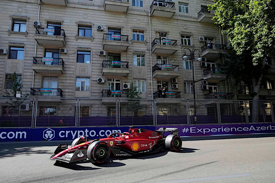 Ferrari-Pilot Charles Leclerc hat sich für den Großen Preis von Aserbaidschan die Pole Position geschnappt.  