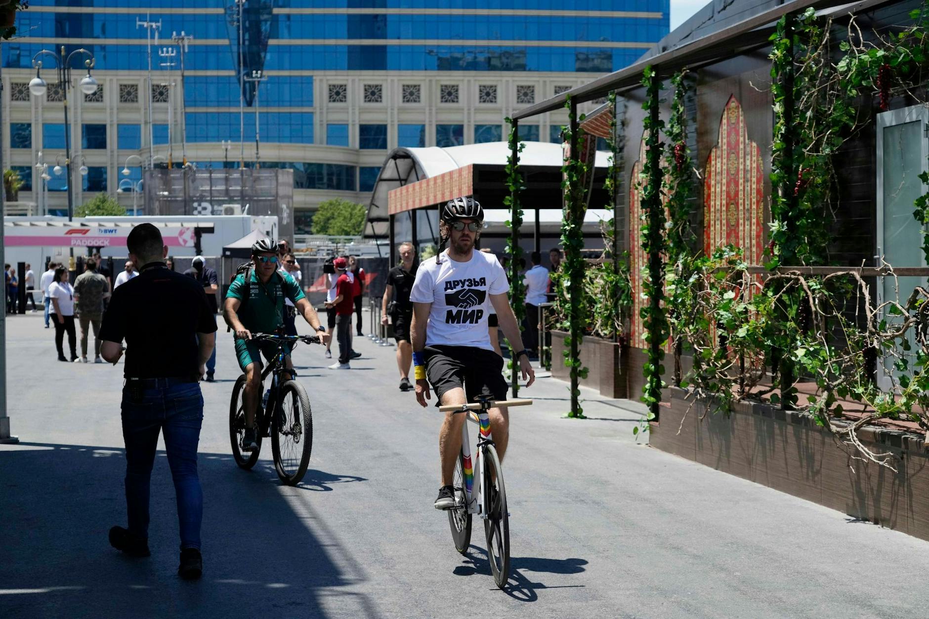 Formel-1-Pilot Sebastian Vettel kam mit dem Fahrrad und speziellem T-Shirt zum Training.