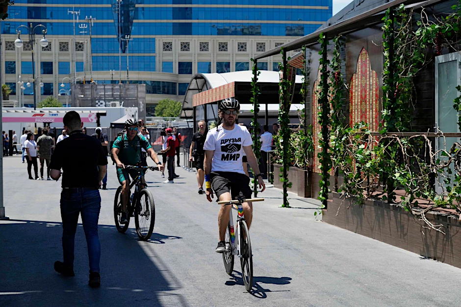 Formel-1-Pilot Sebastian Vettel kam mit dem Fahrrad und speziellem T-Shirt zum Training.  