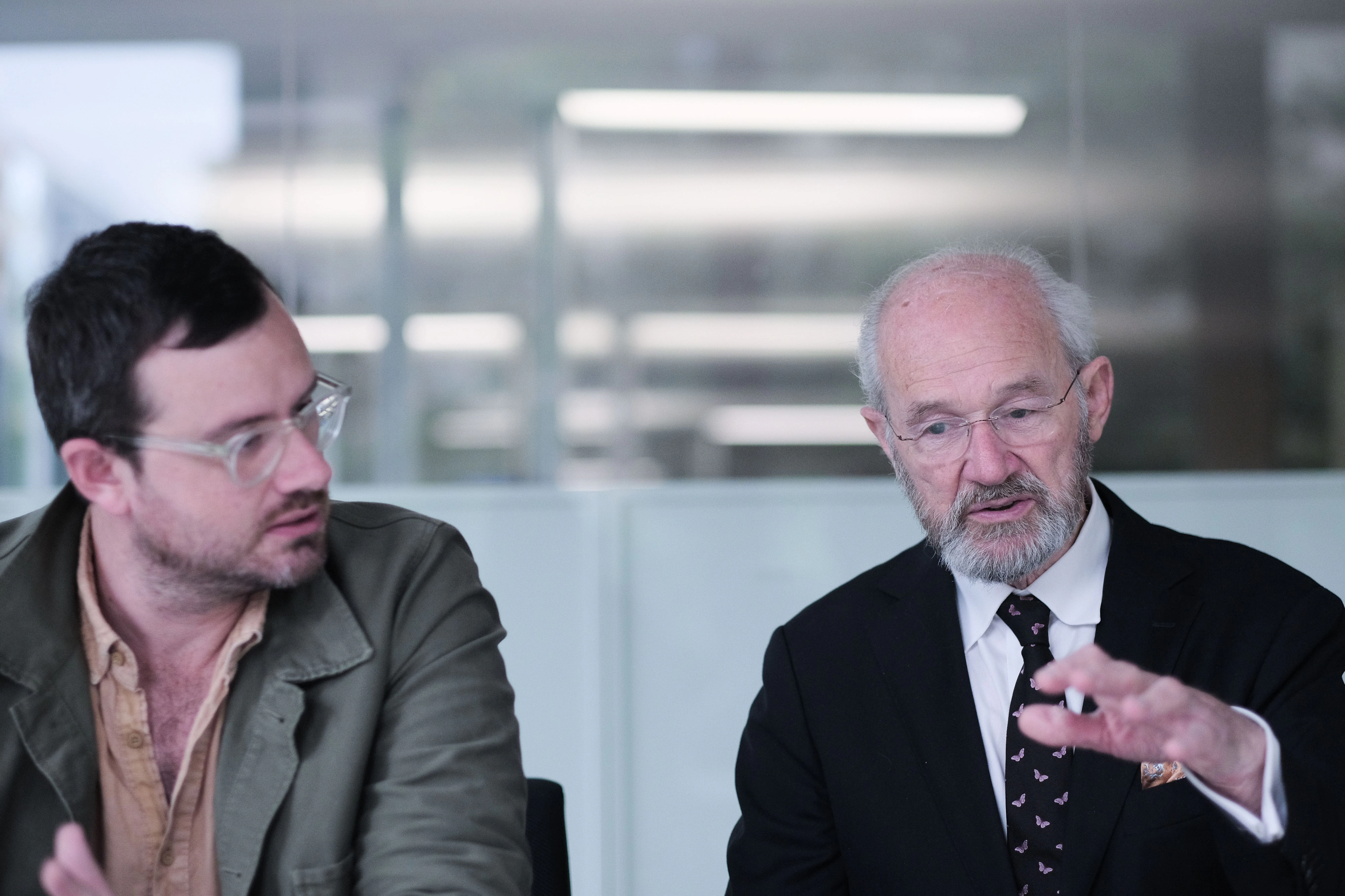 Gabriel (links) und John Shipton, Julian Assanges Vater und Bruder während des Interviews im Berliner Verlag.