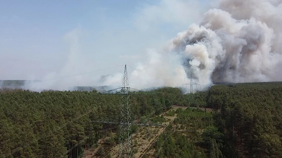 Rauch steigt wegen eines Waldbrandes auf (Aufnahme mit Drohne).  pa