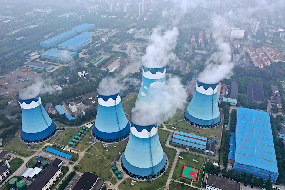Auf diesem Aktenfoto vom 27. September 2021 strömt Dampf aus den Kühltürmen eines Kohlekraftwerks in Nanjing in der ostchinesischen Provinz Jiangsu. Ein Symbolfoto.