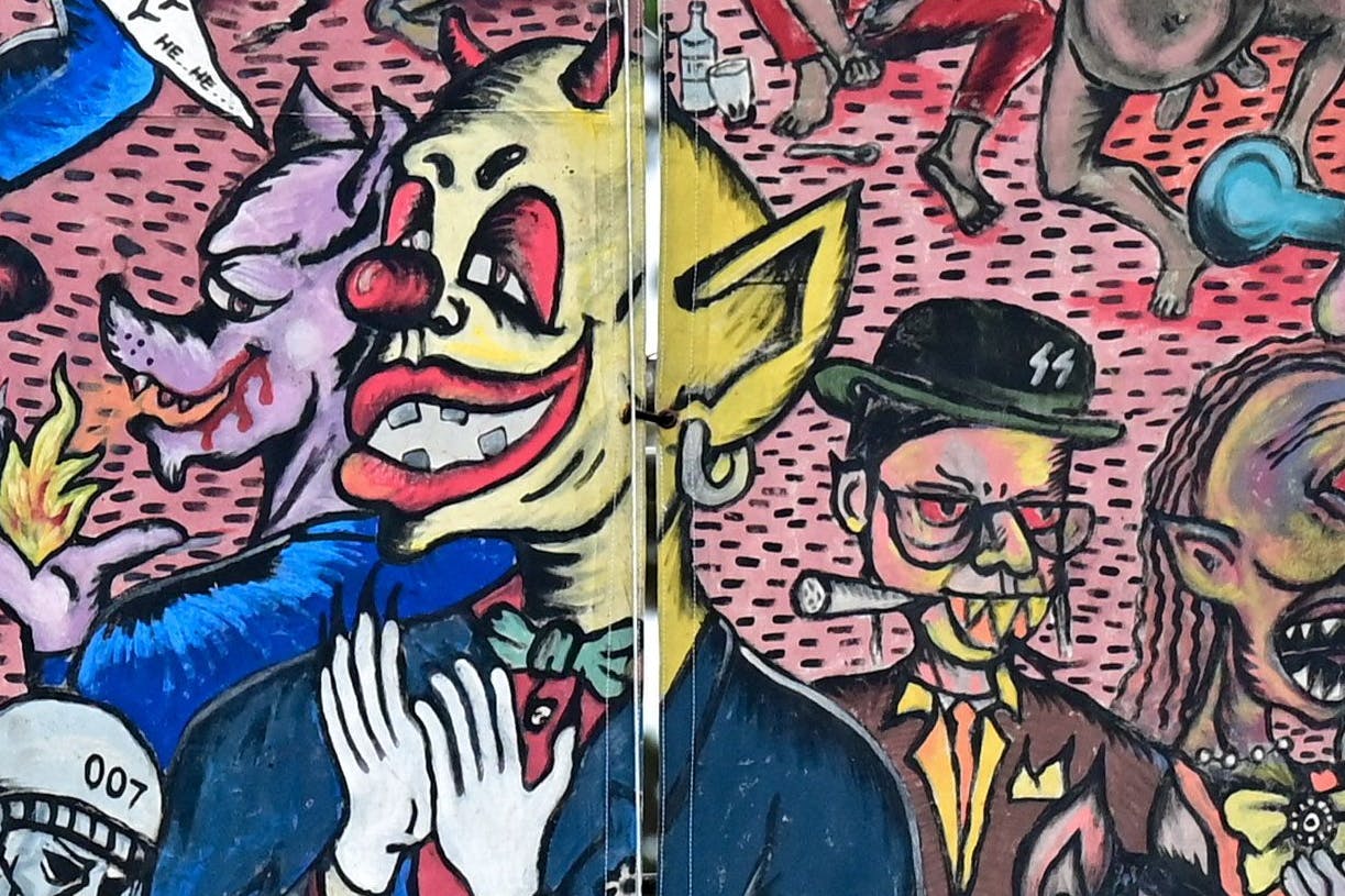 Auf dem umstrittenen Großgemäldes des indonesischen Künstlerkollektivs Taring Padi auf dem Friedrichsplatz in Kassel ist ein Jude mit einem Hut zusehen. Auf dem Hut prangt eine SS-Rune.