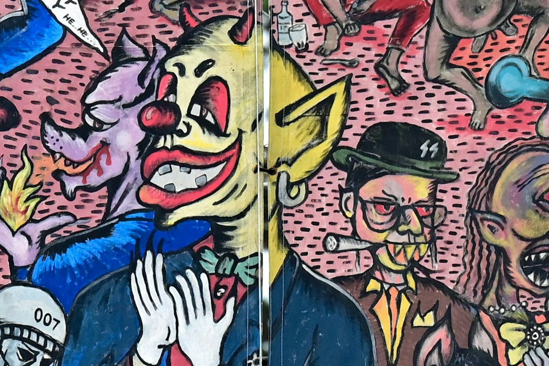 Auf dem umstrittenen Großgemäldes des indonesischen Künstlerkollektivs Taring Padi auf dem Friedrichsplatz in Kassel ist ein Jude mit einem Hut zusehen. Auf dem Hut prangt eine SS-Rune.