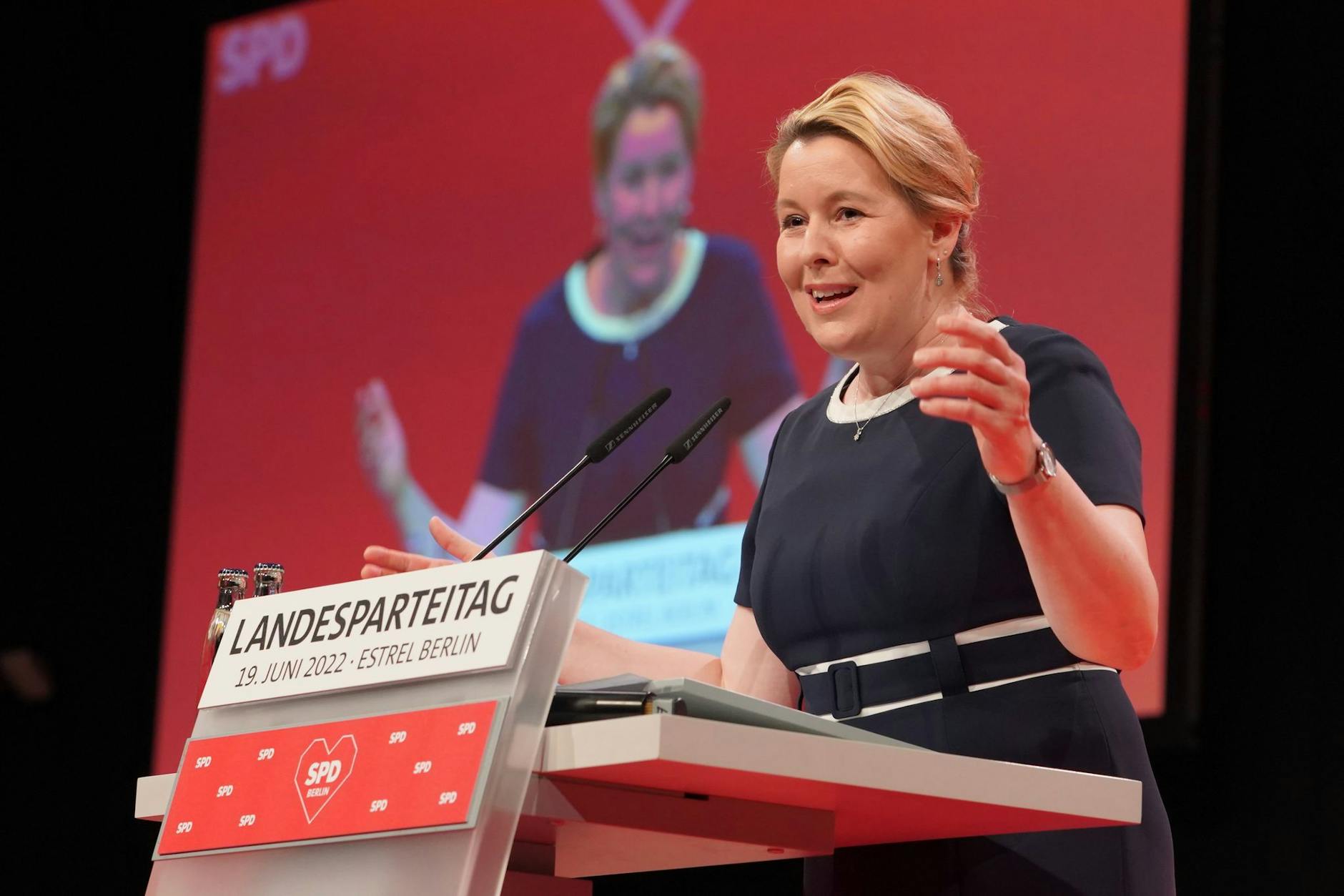 Franziska Giffey (SPD), Regierende Bürgermeisterin von Berlin, spricht beim Landesparteitag ihrer Partei im Estrel-Hotel zu den Delegierten. Im Laufe des Parteitags soll auch ein neuer Landesvorsitz gewählt werden.  