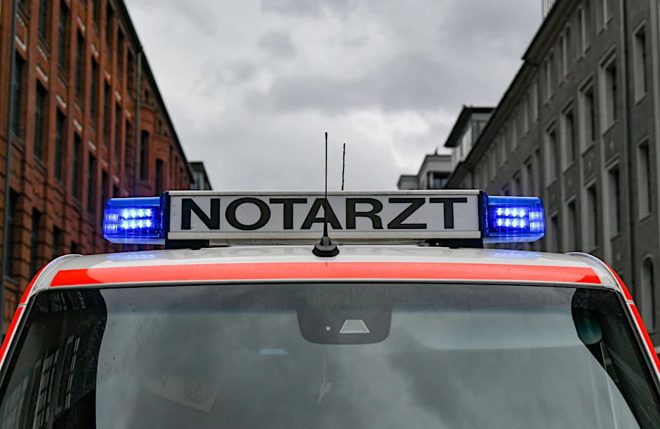 ARCHIV - Ein Notarztwagen steht mit eingeschaltetem Blaulicht auf der Straße.  