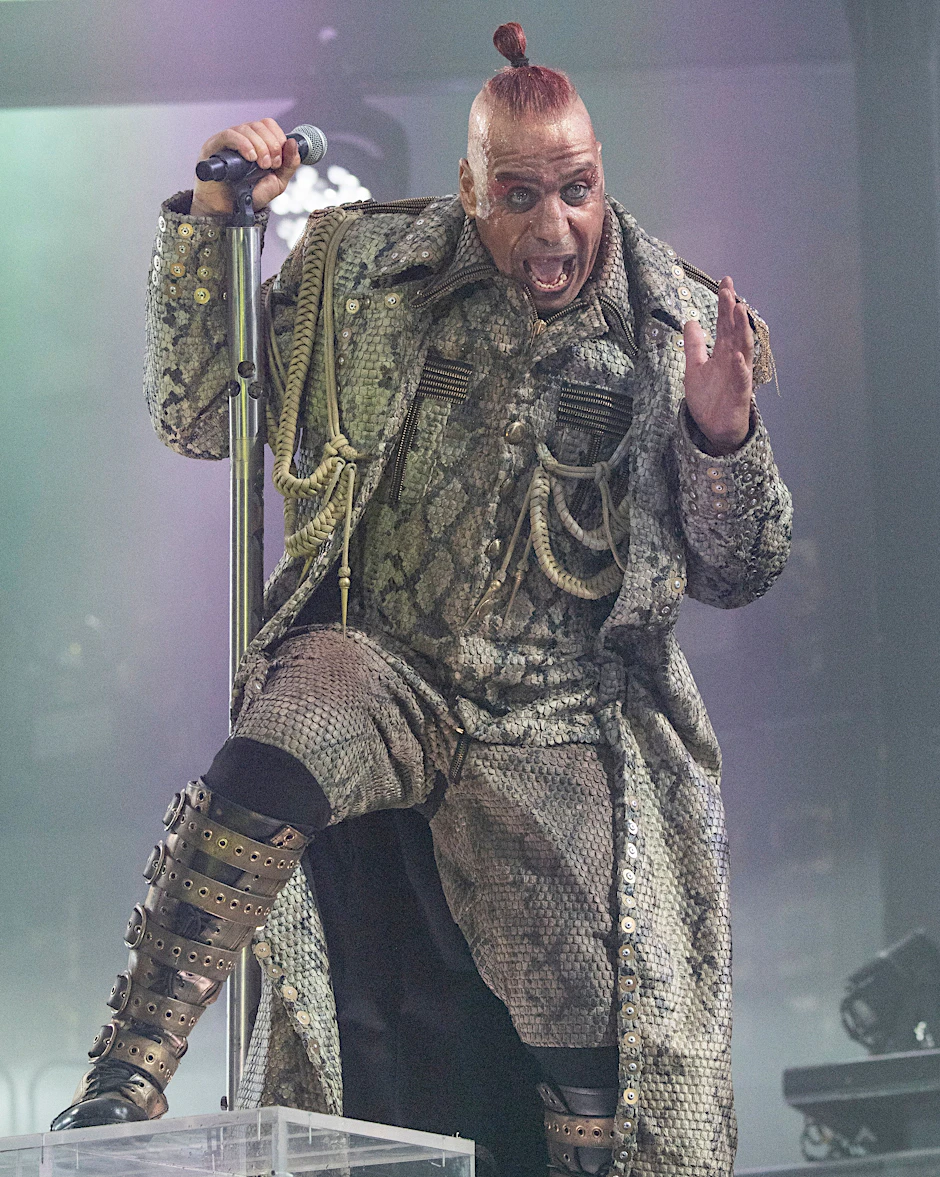 Till Lindemann, Frontsänger der deutschen Rockband Rammstein, singt in der Commerzbank-Arena.
