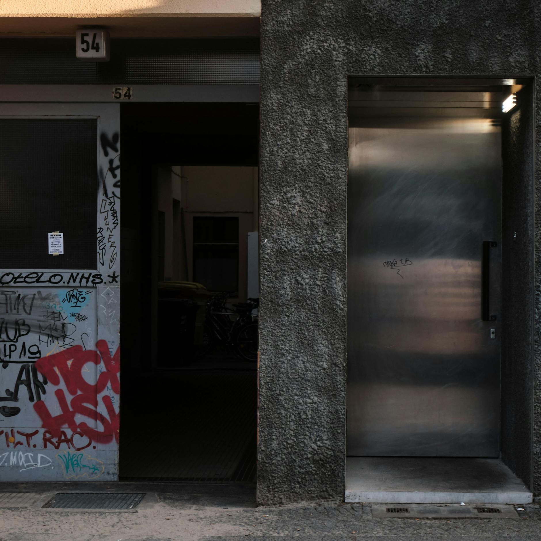 Wenig einladend, finden die Autoren: Ob dahinter mit Champagner gespritzt wird? Wir denken, leider nein.