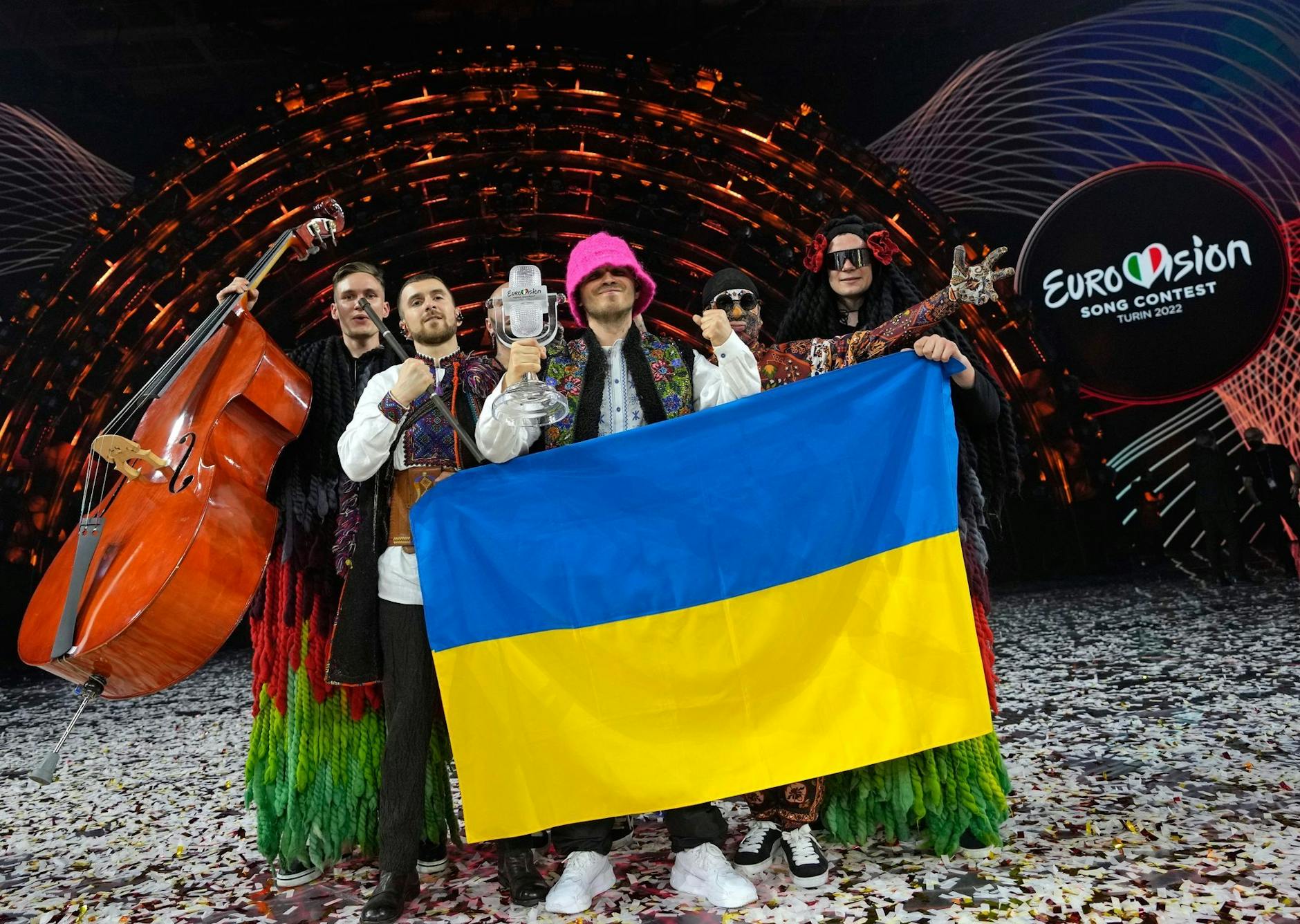 ARCHIV - Die Gruppe Kalush Orchestra aus der Ukraine jubelt über den Sieg des Eurovision Song Contest (ESC).
