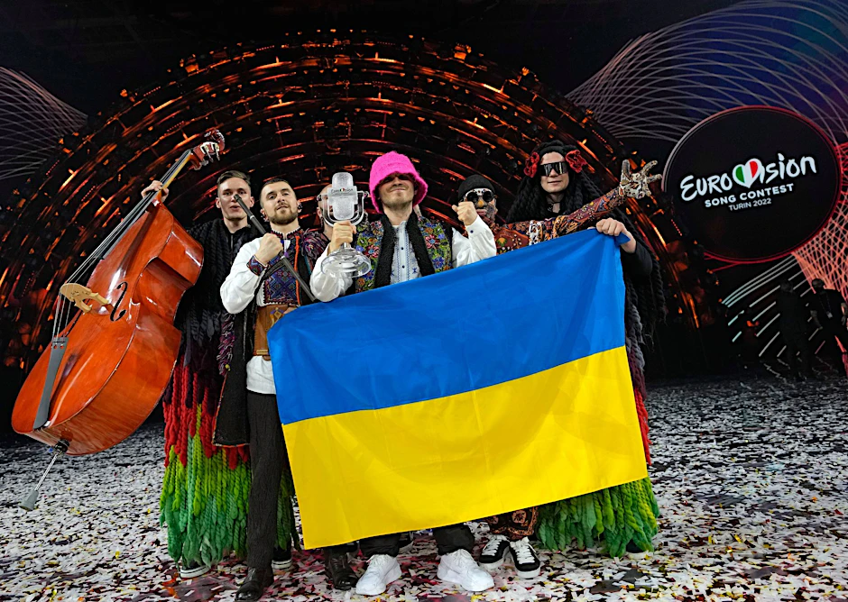 ARCHIV - Die Gruppe Kalush Orchestra aus der Ukraine jubelt über den Sieg des Eurovision Song Contest (ESC).  