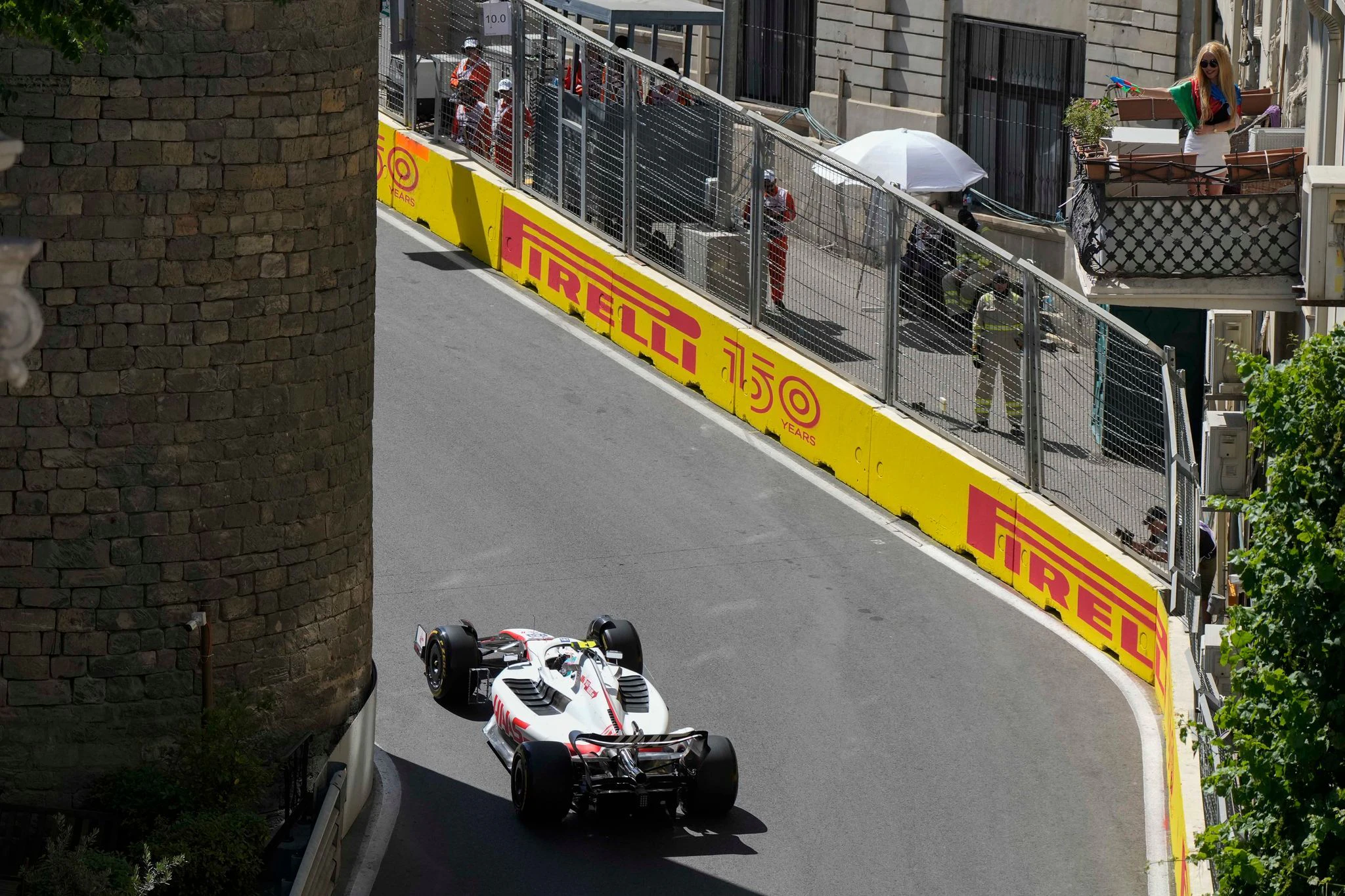 Mick Schumacher im Haas-Boliden auf der Strecke in Baku.  