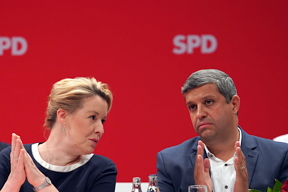 Franziska Giffey (SPD), Regierende Bürgermeisterin von Berlin, und Raed Saleh (SPD), Fraktions- und Landesvorsitzender, sprechen beim Landesparteitag ihrer Partei im Estrel-Hotel.  