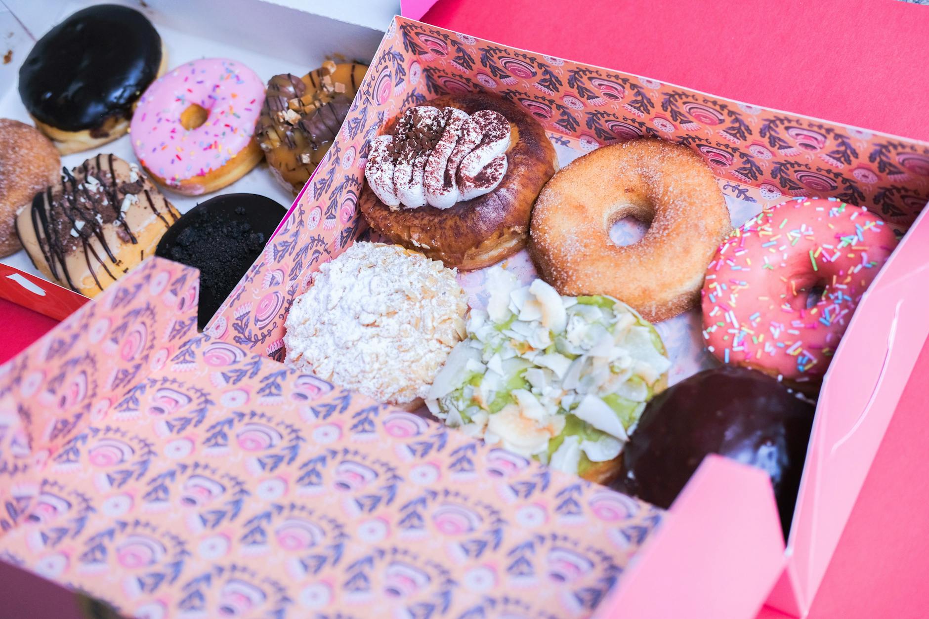 Zwölf mal süß und fettig: links im Bild die Donuts von der US-Kette, rechts vom Berliner Start-up