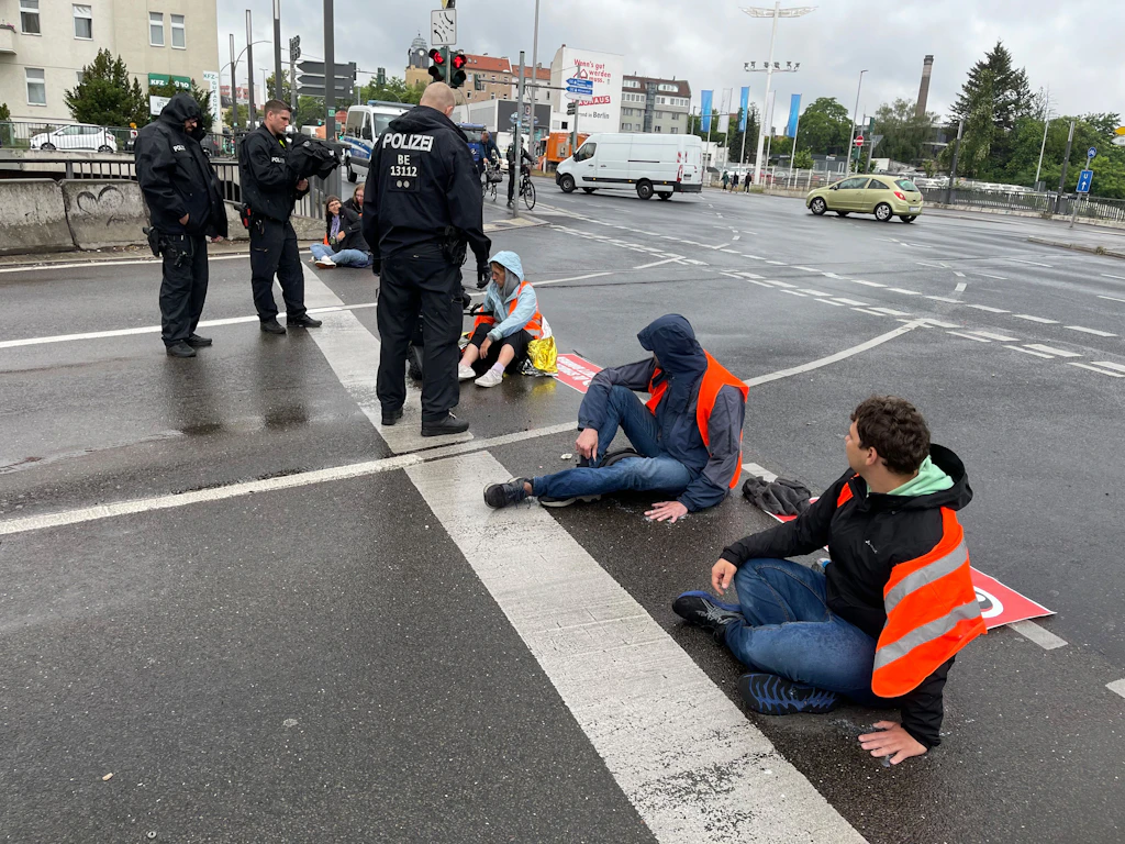 Klima-Protest! Blitz-Blockade auf der Stadt-Autobahn: Klimaschützer legen wieder Berlin lahm