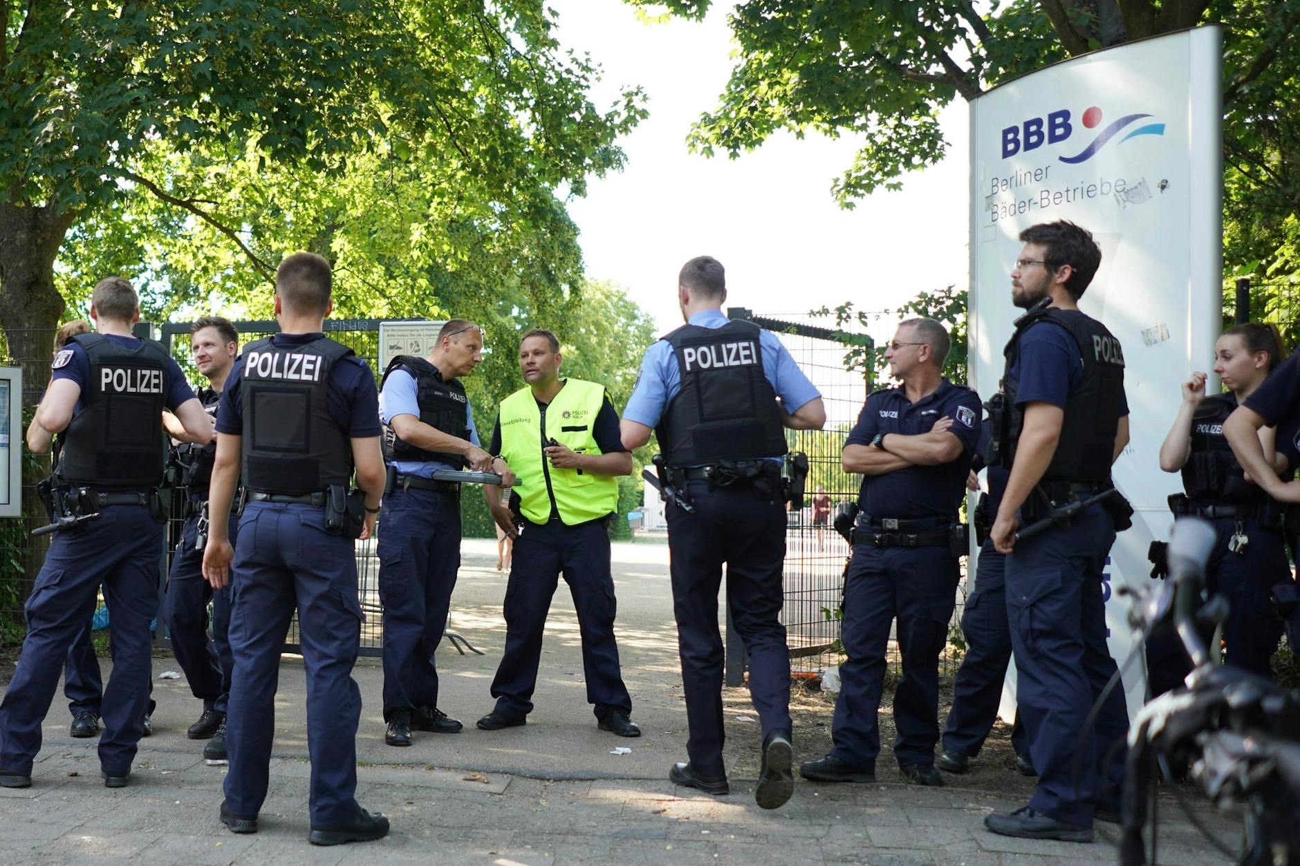 Berlin: Einsatzkräfte der Polizei stehen vor dem Eingang zum Sommerbad Pankow. Nach „aggressiven Stimmungen“ hat die Schwimmbadleitung die Polizei gebeten, das Freibad zu räumen (Archivfoto).