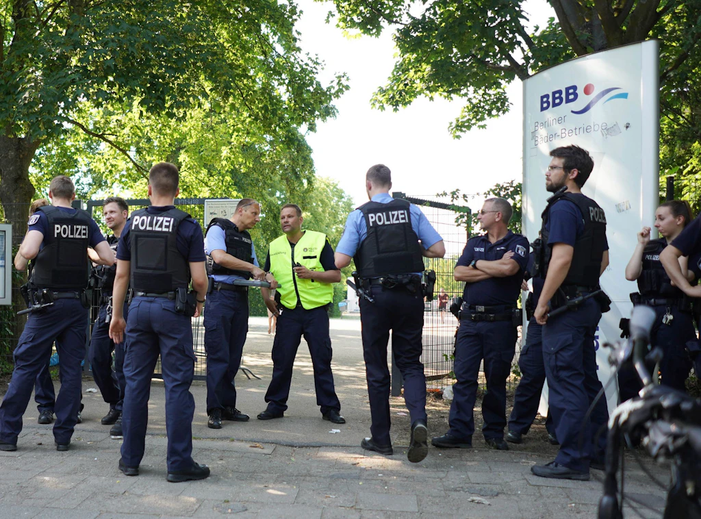 Berlin: Massenschlägerei im „Sommerbad am Insulaner“. Sie glauben nicht, was der Auslöser für die Randale war