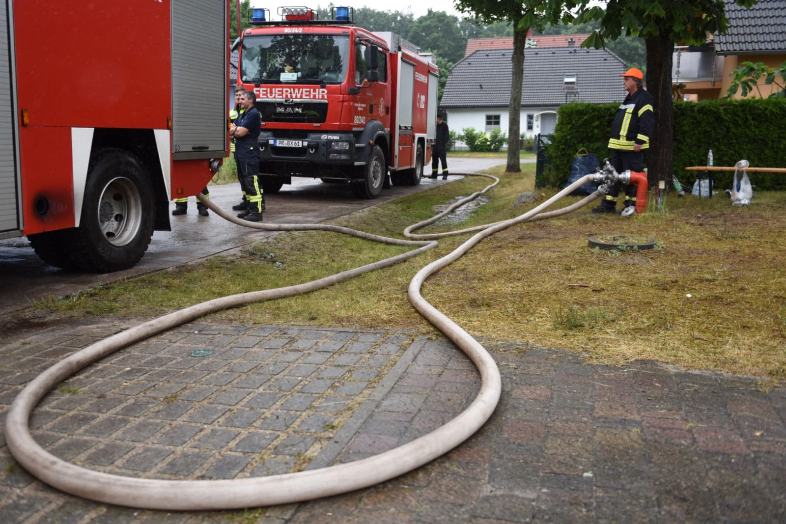 Die Feuerwehr betanken das Fahrzeug mit Wasser.