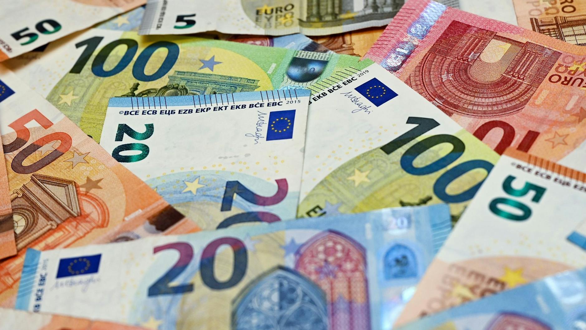 Mehr Geld ab Juli: Die Nettoeinkommen von Arbeitnehmern steigen aufgrund von Steuerentlastungen.