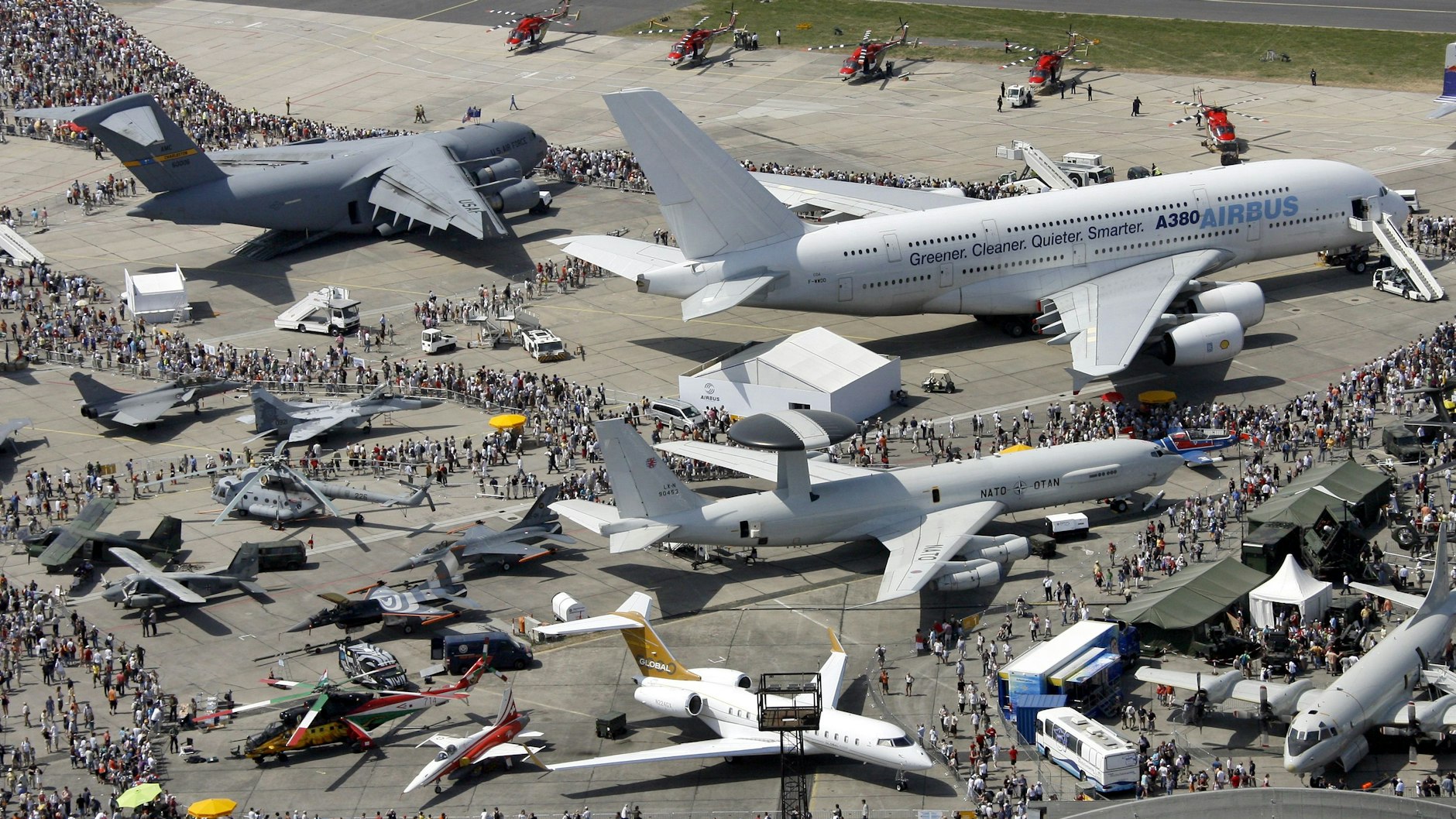 So prall gefüllt sah es auf der ILA in der Vergangenheit aus: Menschen umzingeln die Superflieger.