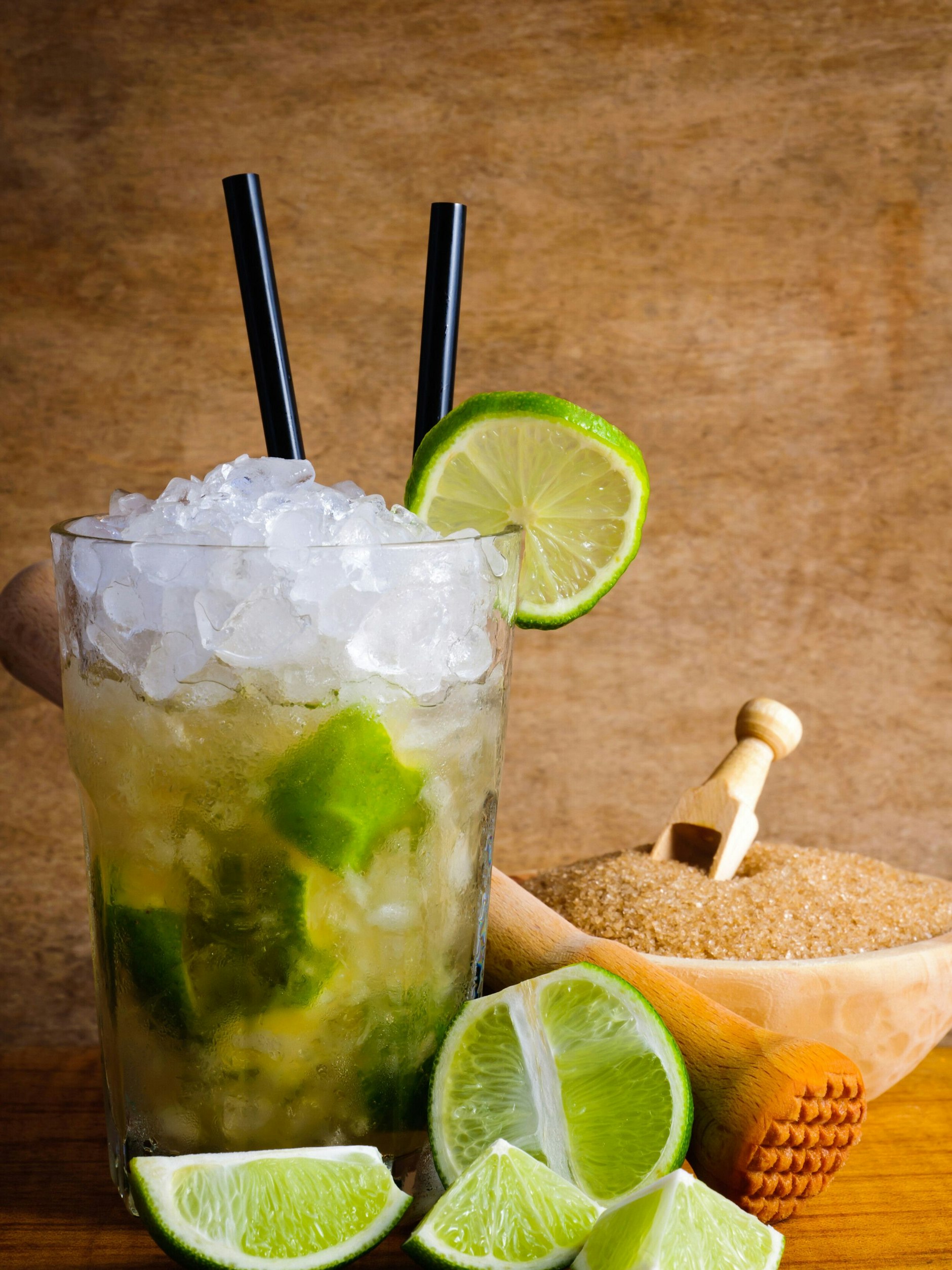 Caipirinha ist ein echter Klassiker unter den Cocktails. Aber kennen Sie schon Caipirinha-Bowle? Probieren Sie dieses Rezept mal aus!