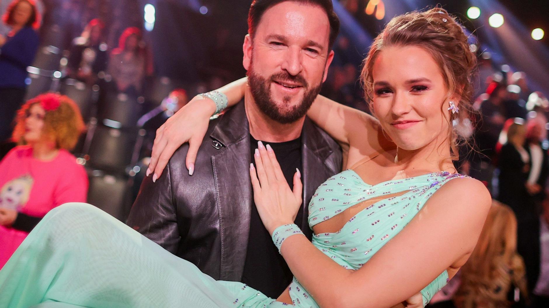 Michael Wendler trägt seine Freundin Laura Müller nach der RTL-Tanzshow „Let’s Dance“ auf den Armen.