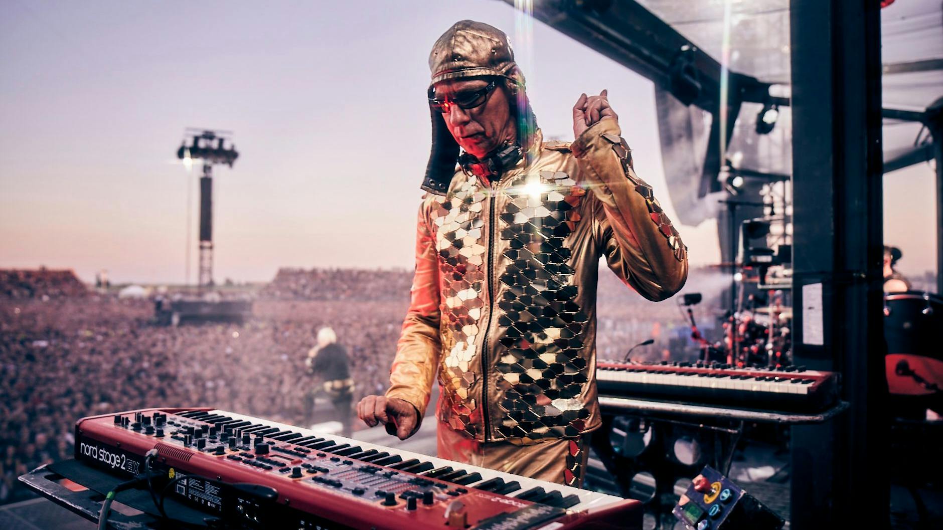 Christian Flake Lorenz, der Keyboarder von Rammstein, bei einem der Konzerte in Prag.