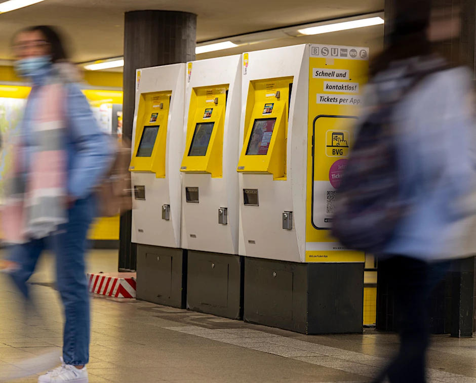 Künftig nur noch für Nicht-Berliner? Ein Fahrscheinautomat der Berliner Verkehrsbetriebe (BVG) im U-Bahnhof Zoologischer Garten.