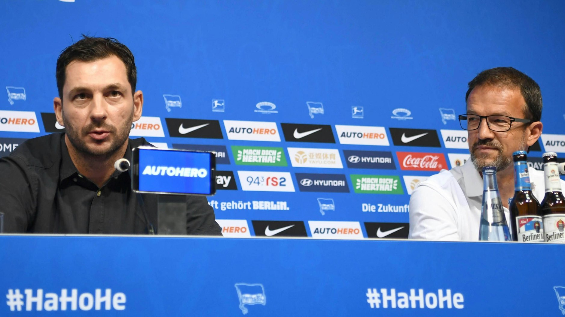Herthas neuer Cheftrainer Sandro Schwarz (l.) bei seiner Vorstellung in Berlin mit Sportchef Fredi Bobic
