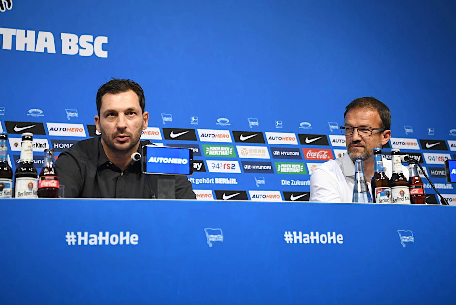 Herthas neuer Cheftrainer Sandro Schwarz (l.) bei seiner Vorstellung in Berlin mit Sportchef Fredi Bobic