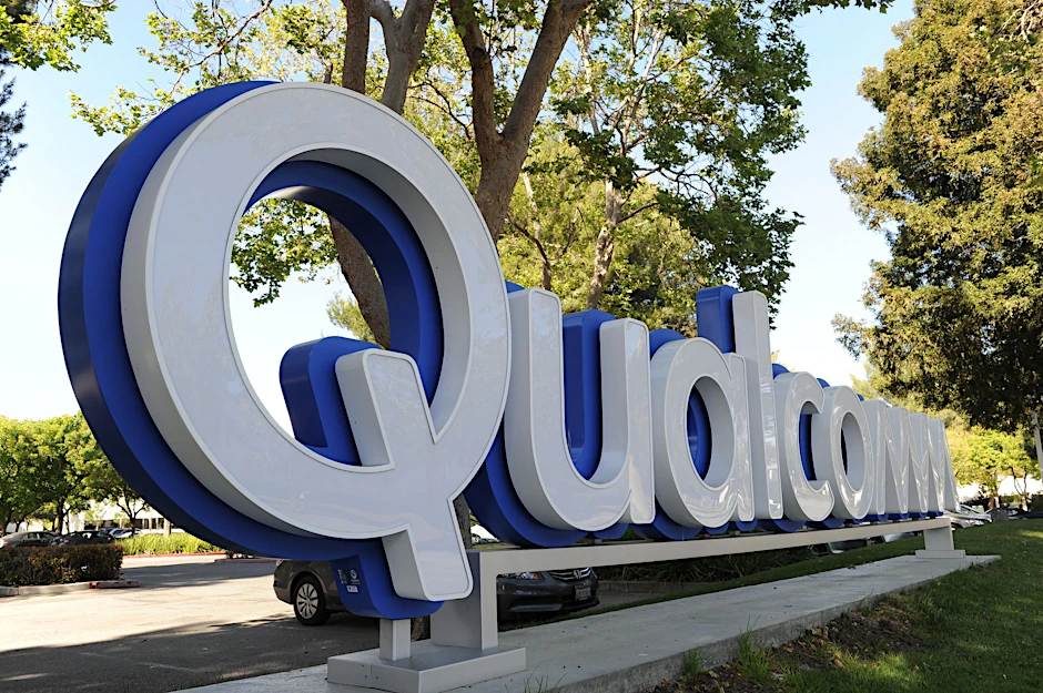 ARCHIV - Das Logo von Qualcomm vor einem Standort des Chipkonzerns im kalifornischen Santa Clara.  