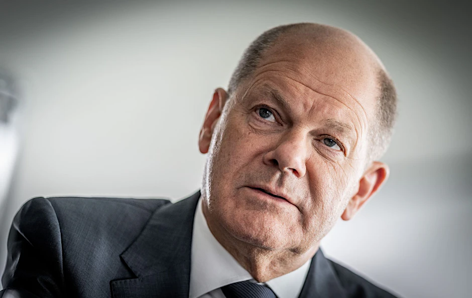 Bundeskanzler Olaf Scholz (SPD) bei einem Interview in seinem Büro im Bundeskanzleramt.  