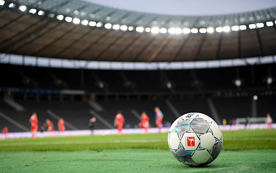ARCHIV - Ein Spielball liegt auf dem Rasen.  ope/Pool/dpa/Symbolbild