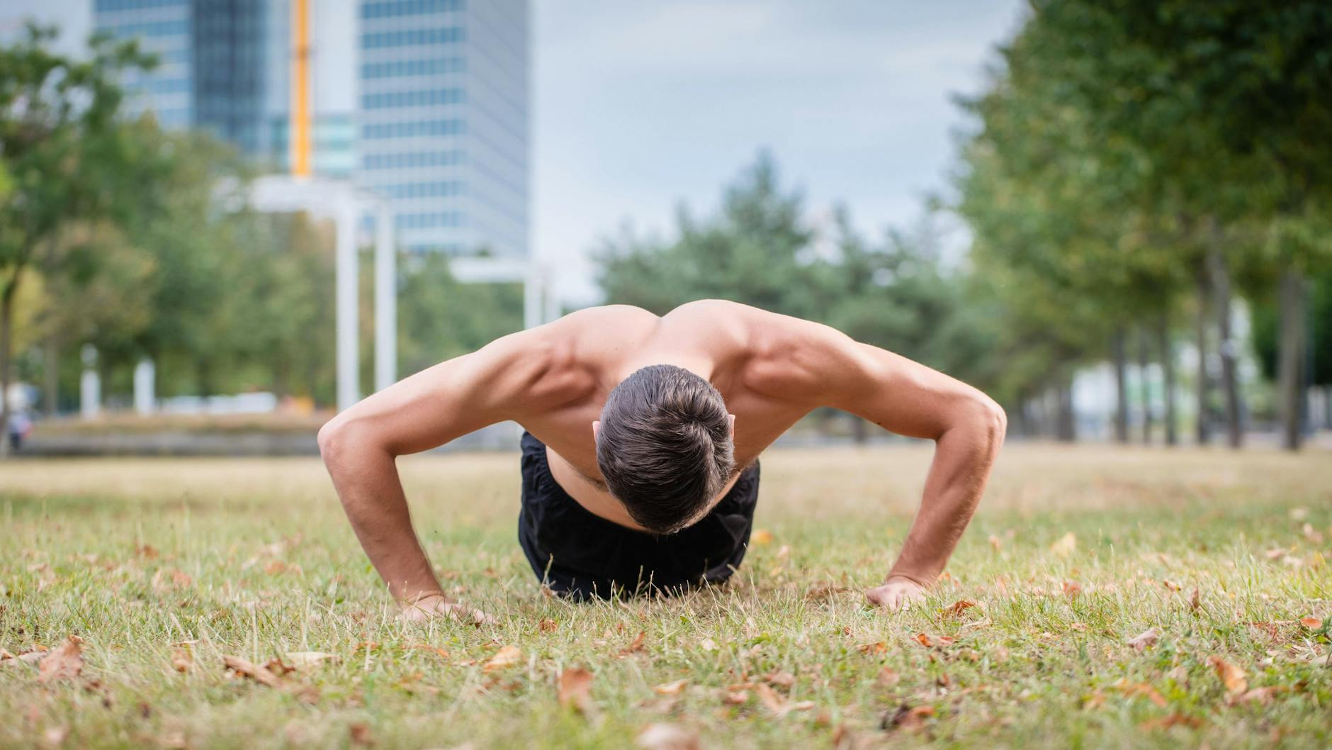 Leibesübungen oben ohne
