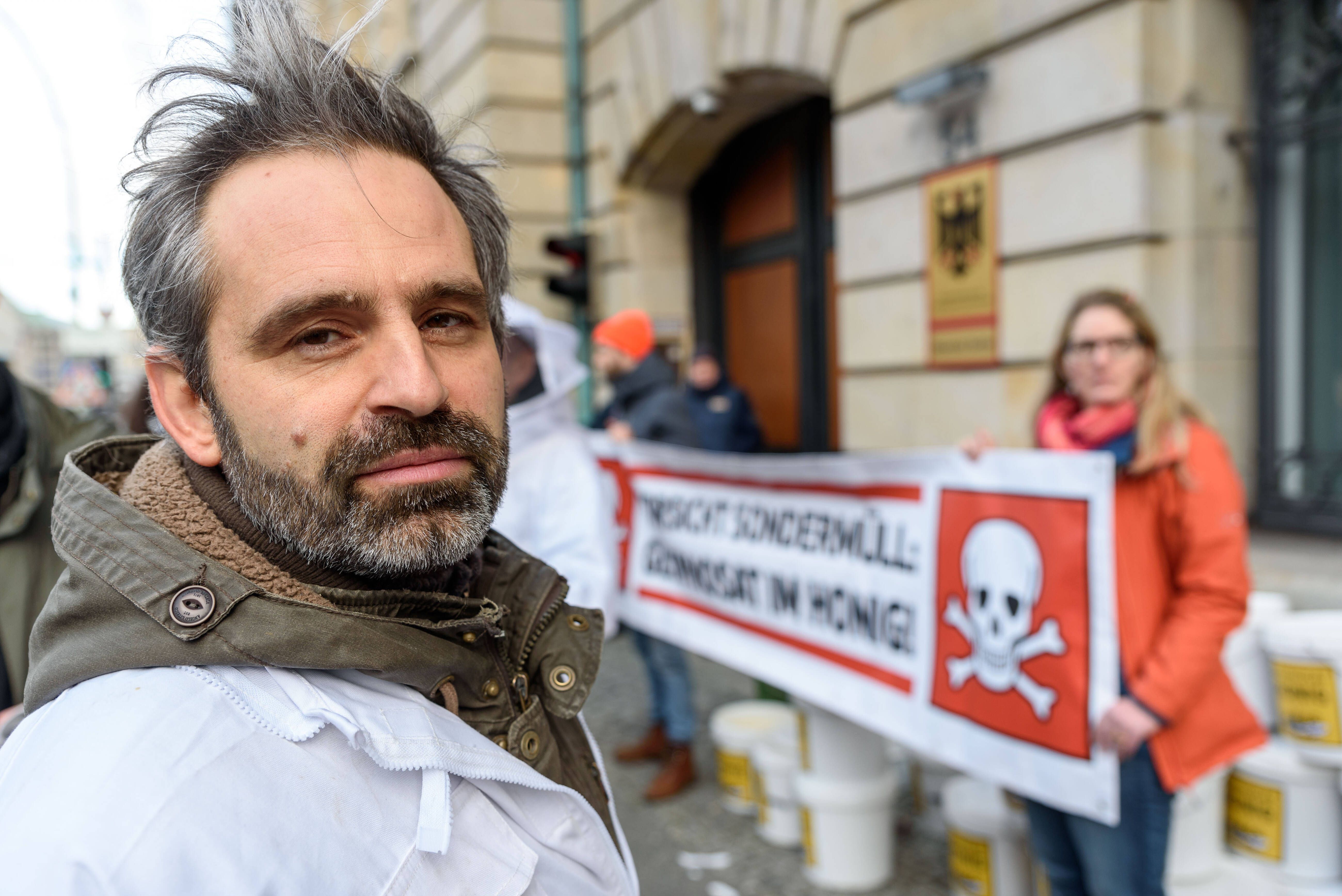 Im Namen der Bienen: Imker gewinnt Prozess um Schadenersatz! Sein Honig war voller Glyphosat