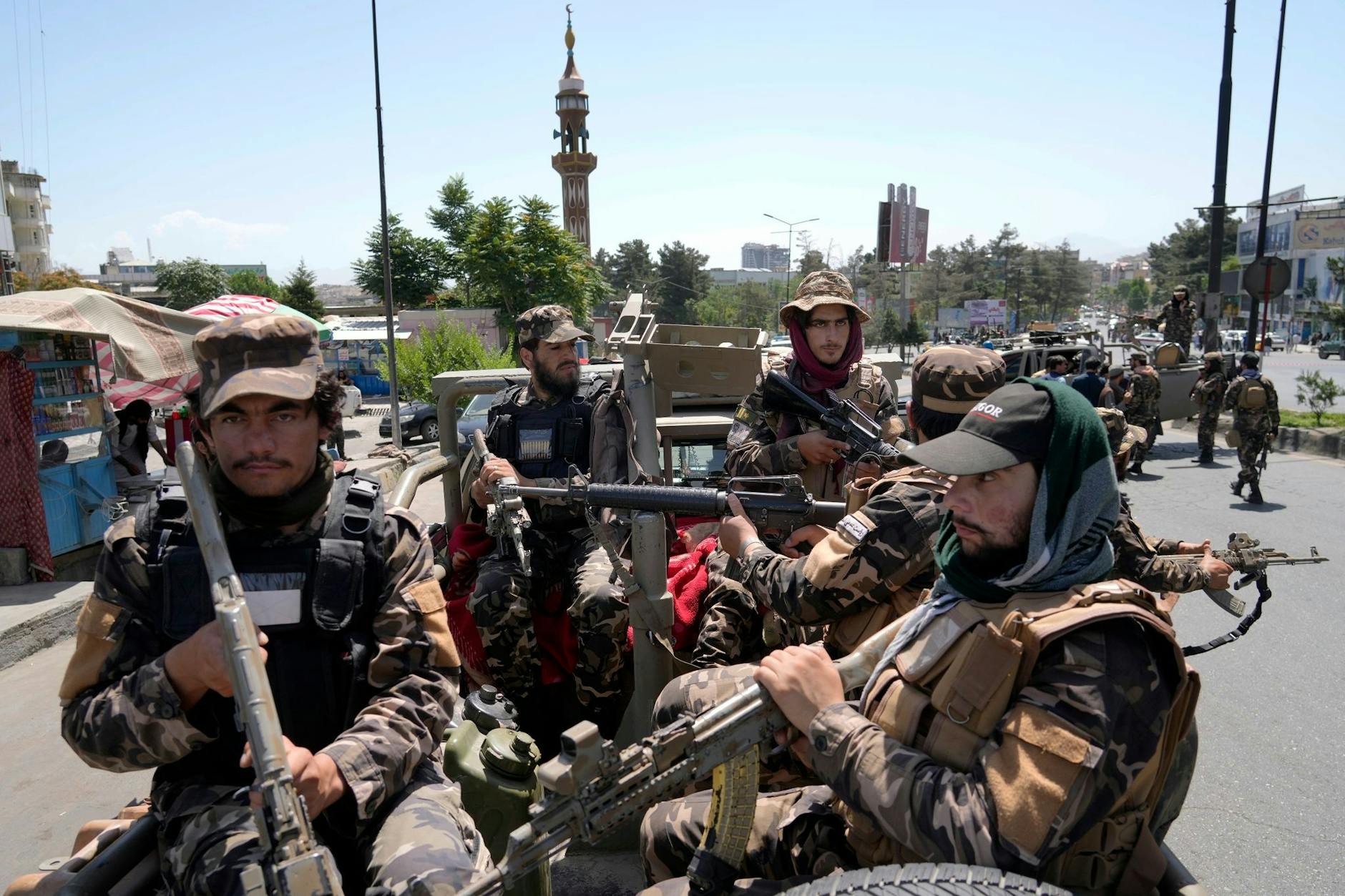 Taliban-Kämpfer halten Wache am Ort einer Explosion.  