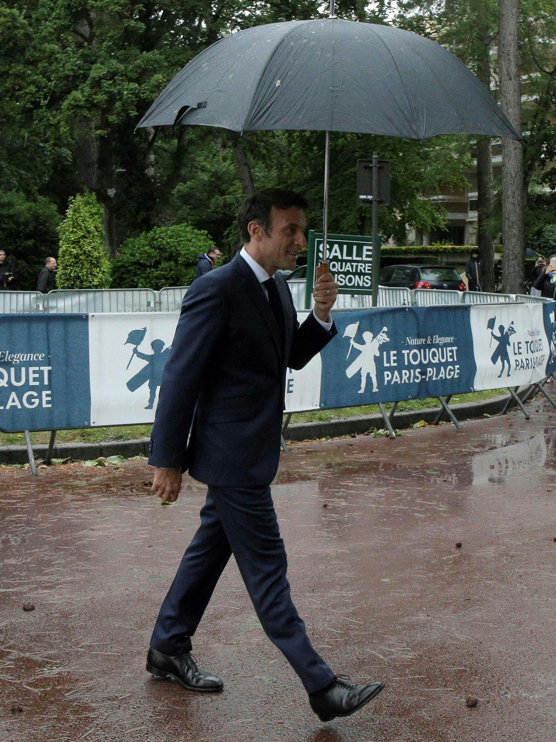 Präsident Emmanuel Macron, nachdem er seine Stimme abgegeben hatte: Der Regen war ein Vorzeichen für das Wahlergebnis.