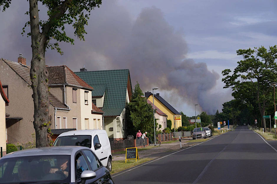 ARCHIV - Dichter Rauch steigt über den Horizont.  