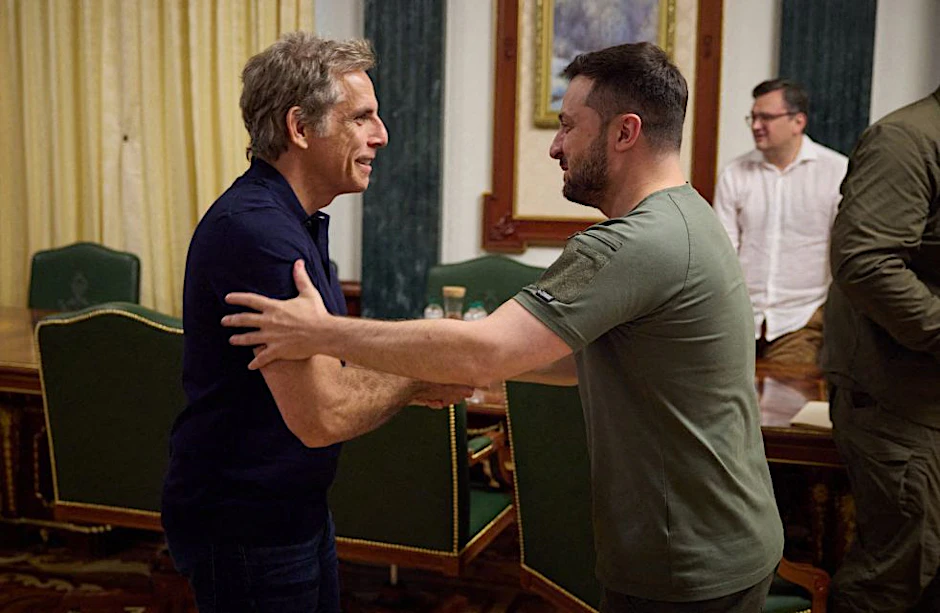 Filmstar Ben Stiller und Wolodymyr Selenskyj begrüßen sich in Kiew.