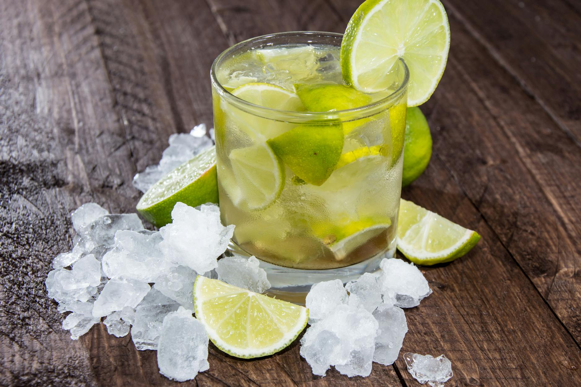 Caipirinha ist ein leckerer Sommer-Cocktail - und mit diesem Rezept wird er zur leichten Bowle!