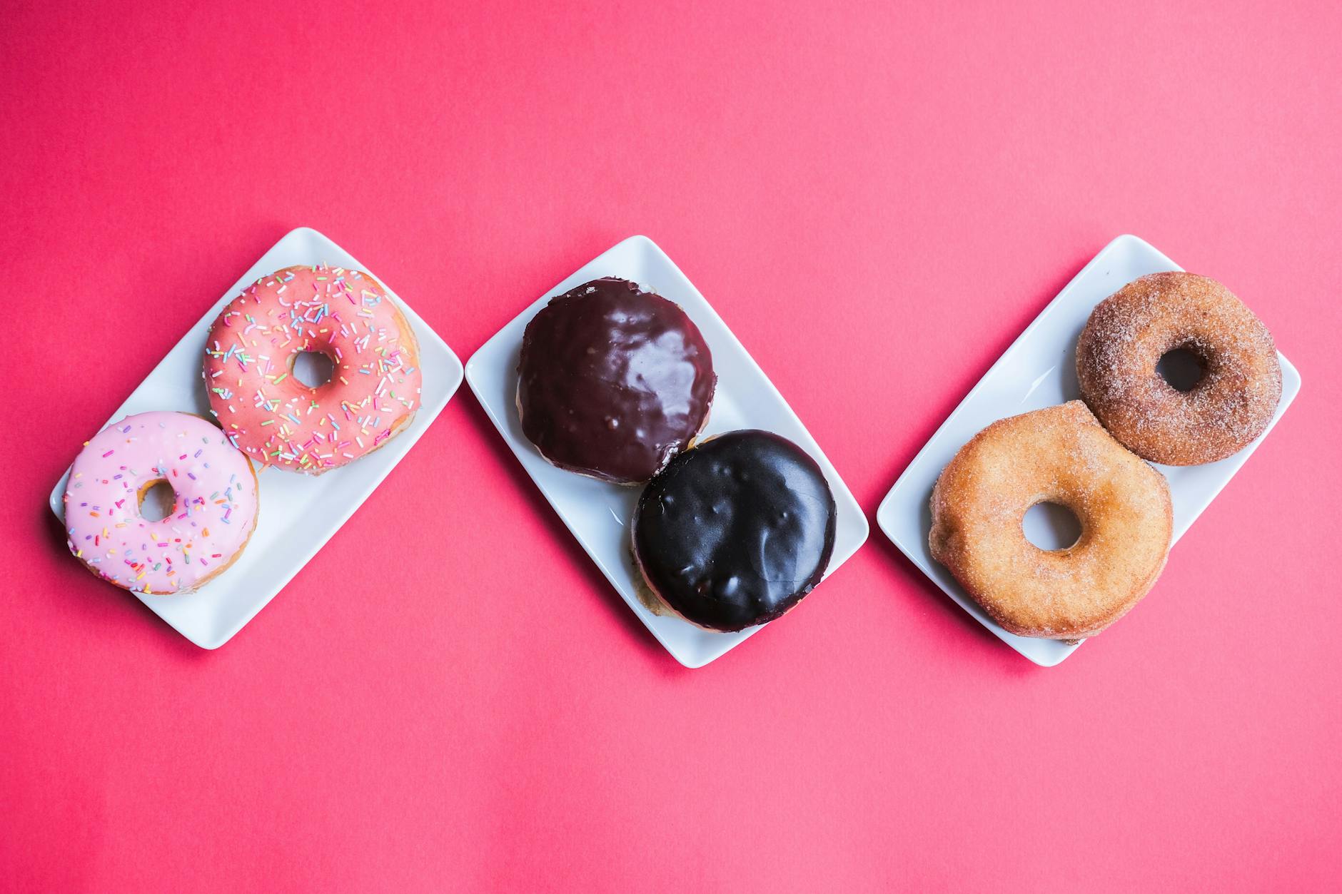 Zwei Firmen, drei Classics: Strawberry Sprinkles, Boston Creme, Cinnamon Sugar; die größeren sind Brammibal’s.
