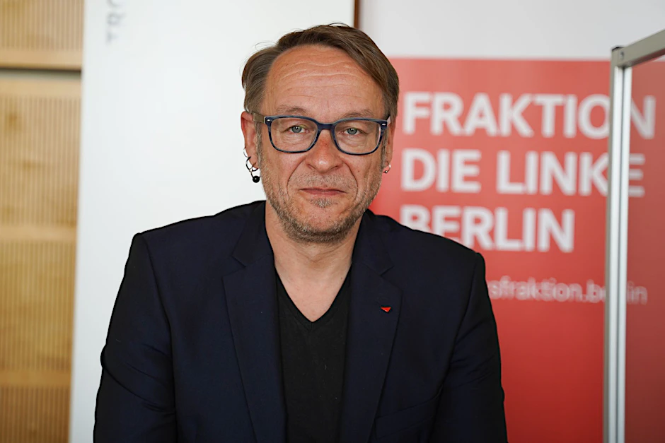 ARCHIV - Carsten Schatz (Die Linke), Fraktionsvorsitzender, kommt zu einer Pressekonferenz.  