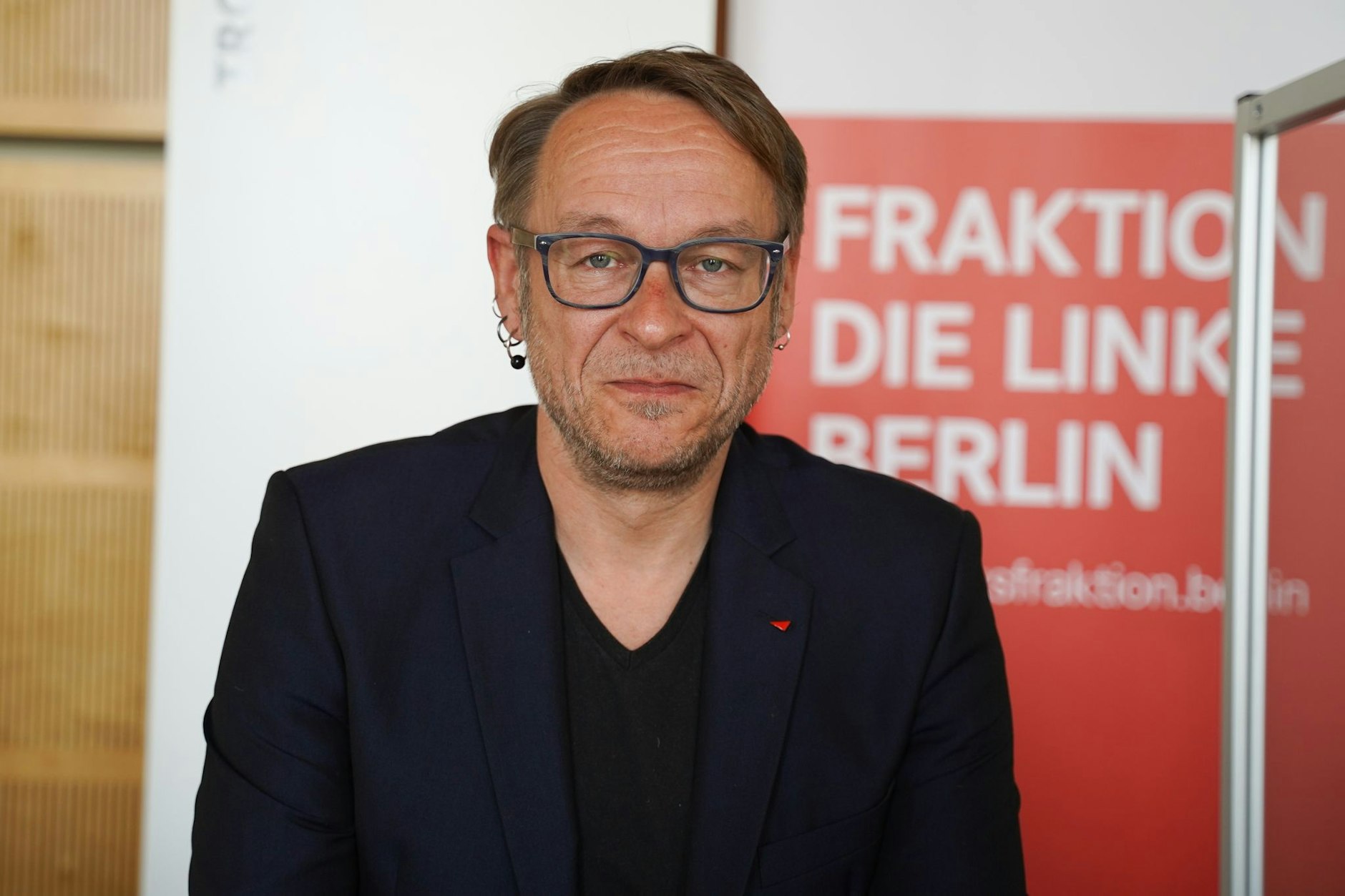 ARCHIV - Carsten Schatz (Die Linke), Fraktionsvorsitzender, kommt zu einer Pressekonferenz.  