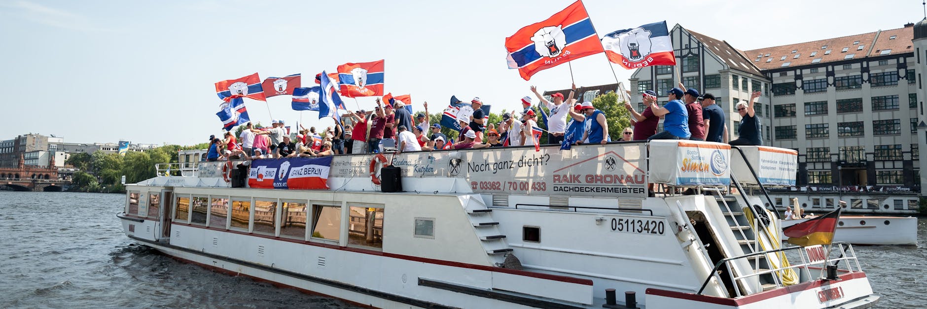 Kein Narrenschiff, sondern ein Dampfer voll besetzt mit glücklichen Eisbären-Fans.