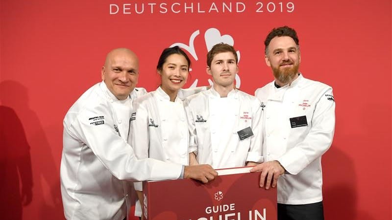 Die Berliner Köche Sauli Kemppainen (l.-r.), Dalad Kambhu, Dylan Watson-Brawn und René Frank am Rande der Pressekonferenz zum Guide Michelin 2019.