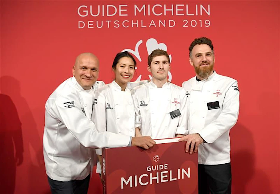 Die Berliner Köche Sauli Kemppainen (l.-r.), Dalad Kambhu, Dylan Watson-Brawn und René Frank am Rande der Pressekonferenz zum Guide Michelin 2019.